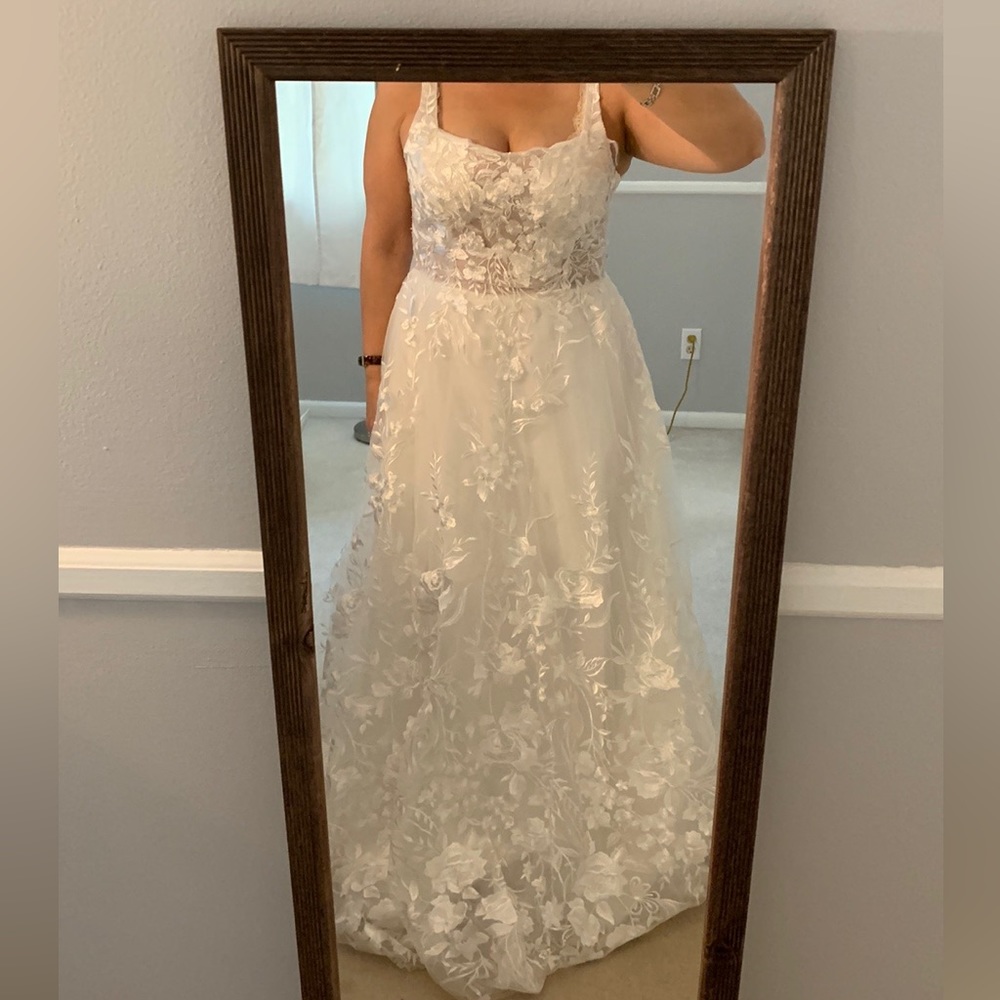 Wedding gown w/ beautiful floral embroidered tulle overlay & full skirt - Picture 3 of 16